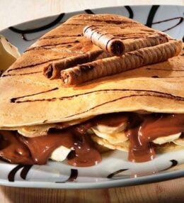 Κρέπες με σοκολάτα, φρούτα και μπισκότα