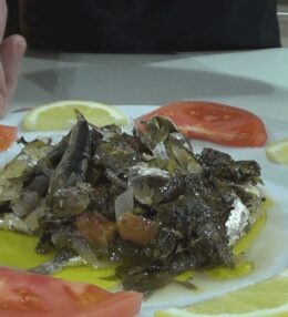 Σαρδέλες στο φούρνο και σαλάτα μπρόκολο