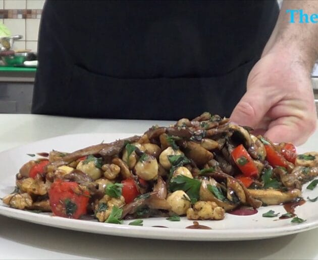 Ποικιλία μανιταριών με ξυρούς καρπούς