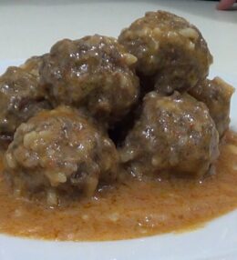 Γιουβαρλάκια κοκκινιστά με αυγολέμονο